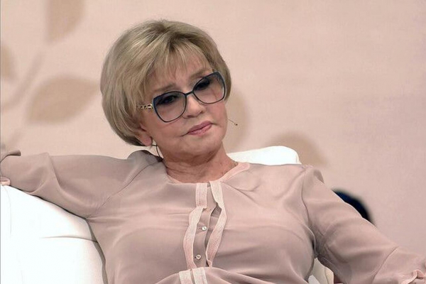 83-летней Алентовой стало плохо у гроба Лобоцкого &mdash; примчались врачи