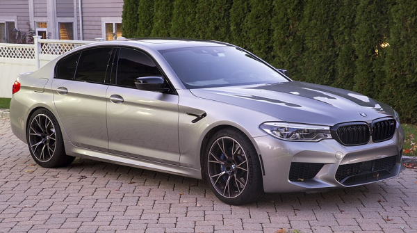Валерий Гольд на желтом BMW M5 привлекает внимание к семейному бизнесу Алика