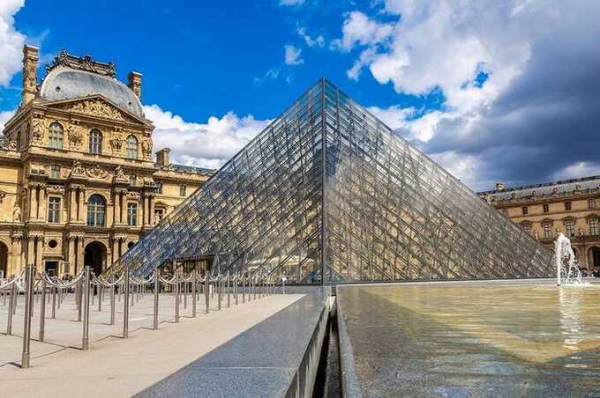 Сотрудники Лувра объявили забастовку на неопределенный срок, и музей закрыт для посещений