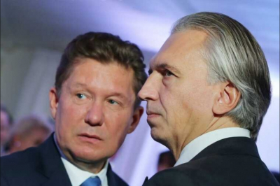 Дмитрий Миронов из администрации президента помогает Александру Дюкову