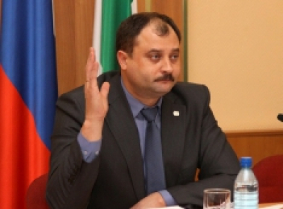 Из Дома детского творчества - в закусочную. Мэр Сергей Руденко сделал Камилу Бадиру оглы Мустафаеву «подарок» в центре города