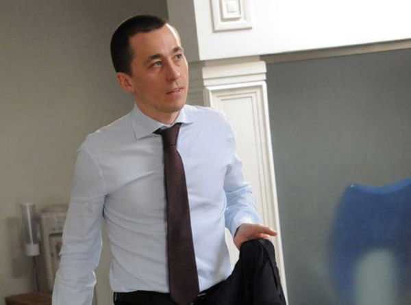 Самолет зашел в пике: латвийский ландромат с арестами и скандал с гаражами